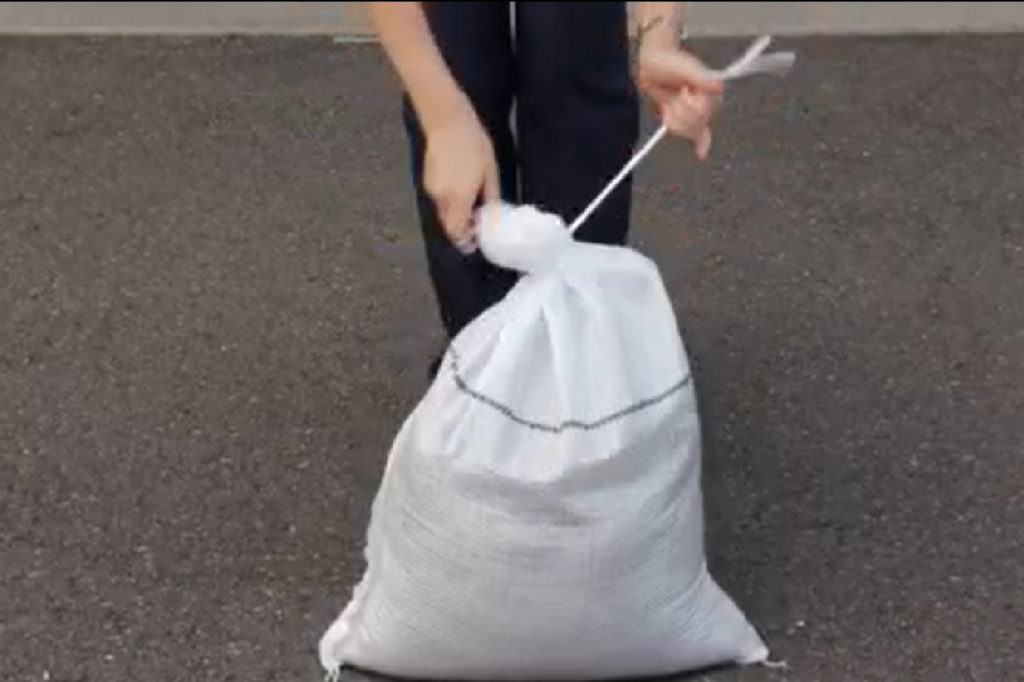 土嚢(どのう)と水嚢(すいのう)の違いを徹底解説！ | 萩原工業 合成樹脂 製品ポータルサイト